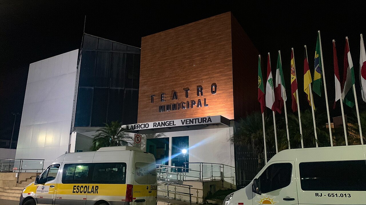 Nova Friburgo conta com um Festival de Inverno e espaços culturais que oferecem diferentes atividades ao público. Entre eles está o Teatro Municipal Laércio Rangel Ventura, inaugurado em 2008, que recebe espetáculos teatrais e apresentações musicais.
