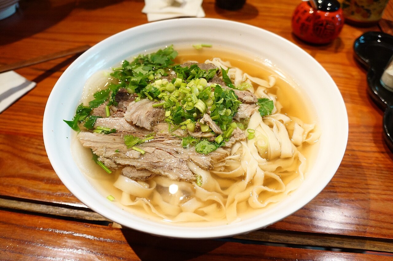 8º) Lanzhou lamian (China): O Lanzhou lamian é uma especialidade da cidade de Lanzhou, na província de Gansu, famosa pelo macarrão puxado à mão. A sopa costuma ter caldo de carne bovina, macarrão artesanal, rabanete branco, coentro e óleo de pimenta. A preparação segue uma tradição culinária muçulmana chinesa ligada à comunidade Hui.