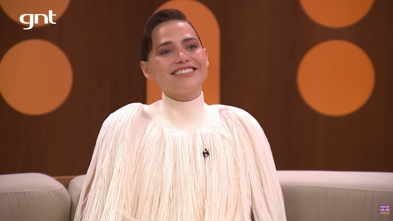 Letícia Colin e Michel Melamed reataram o casamento no início de 2026, depois de quase dois anos separados, mas decidiram não morar na mesma casa. De acordo com Letícia, em entrevista ao programa 'Saia Justa', do GNT, a decisão tem como objetivo preservar o espaço individual de cada um.
 -  (crédito: Reprodução Youtube)