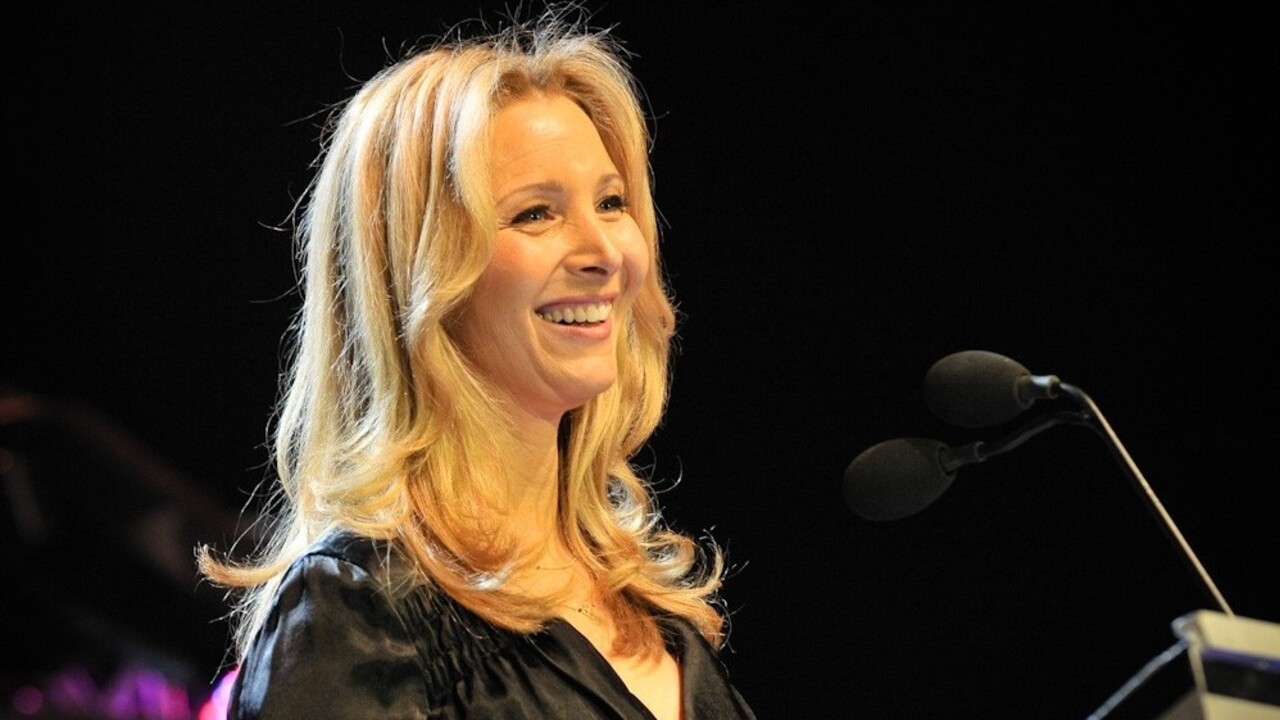 Lisa Kudrow revelou, em entrevista ao programa de rádio “Fresh Air”, da NPR, qual é o único pedido de fãs de “Friends” que ela evita atender. A intérprete de Phoebe Buffay na série contou que não gosta de cantar “Smelly Cat”, uma das marcas mais conhecidas da personagem. 
 -  (crédito: Wikimedia Commons / Lan Bui)