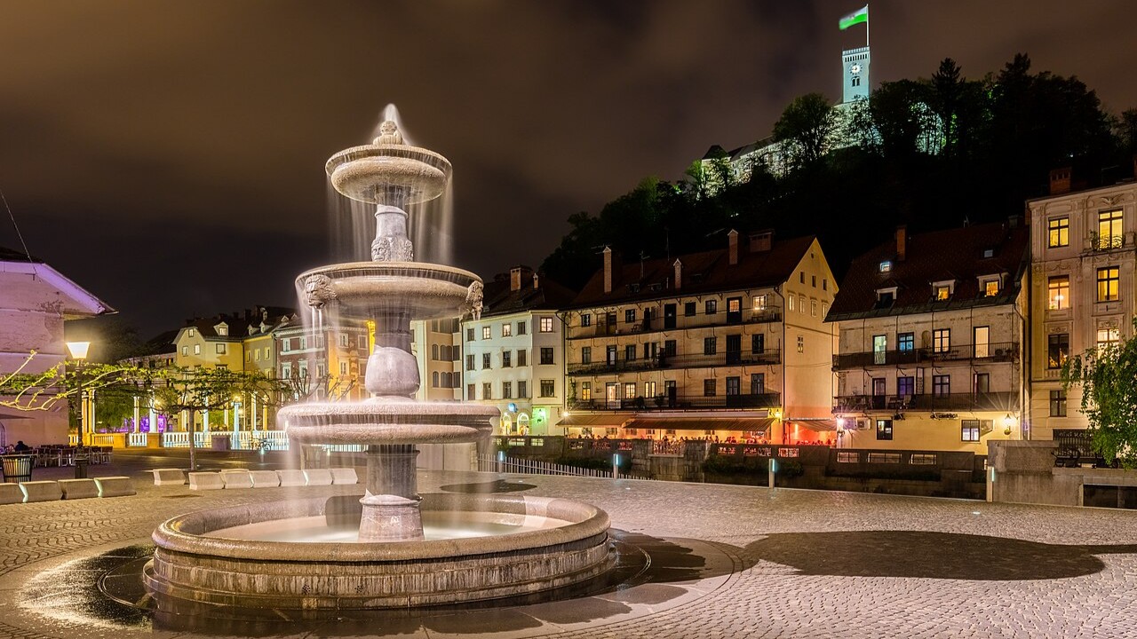 No centro histórico, a Praça Prešeren reúne edifícios de diferentes períodos arquitetônicos. O local funciona como ponto de encontro entre o centro antigo e as áreas mais modernas da cidade. A praça recebeu esse nome em homenagem ao escritor esloveno France Prešeren, cuja estátua está no local desde 1905. 
