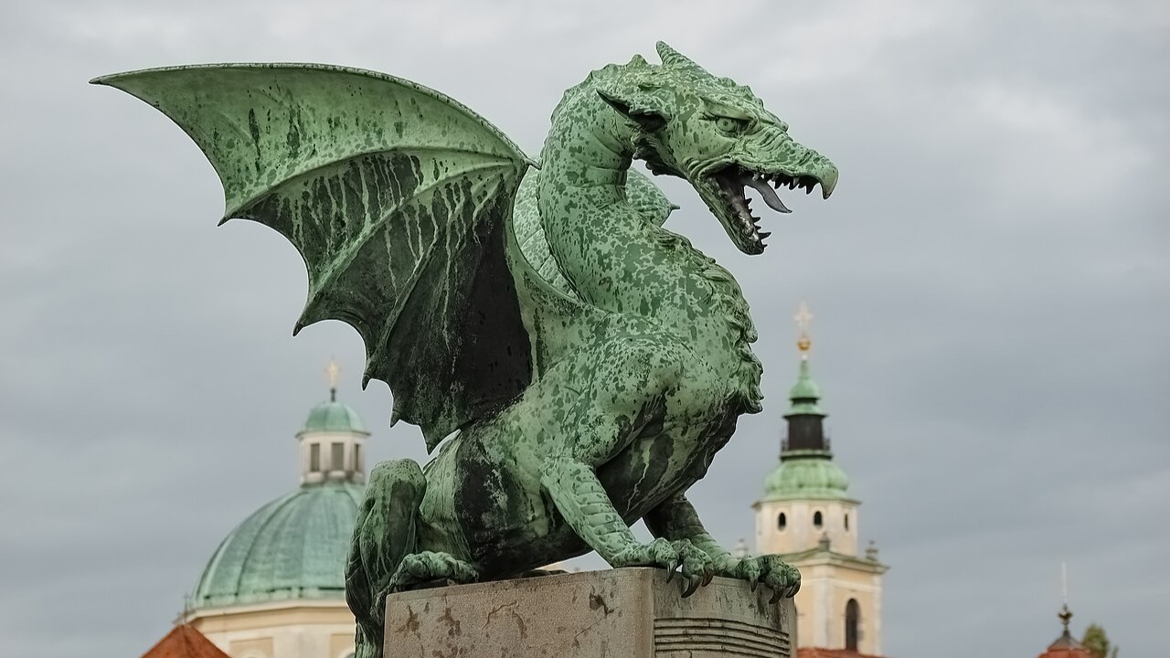 Outro símbolo de Liubliana é a Ponte do Dragão, construída no início do século 20 sobre o rio Ljubljanica. A estrutura foi uma das primeiras pontes de concreto armado construídas na Europa e recebeu esse nome por causa das quatro estátuas de dragões que decoram suas extremidades. A figura do dragão também aparece no brasão oficial de Liubliana.
