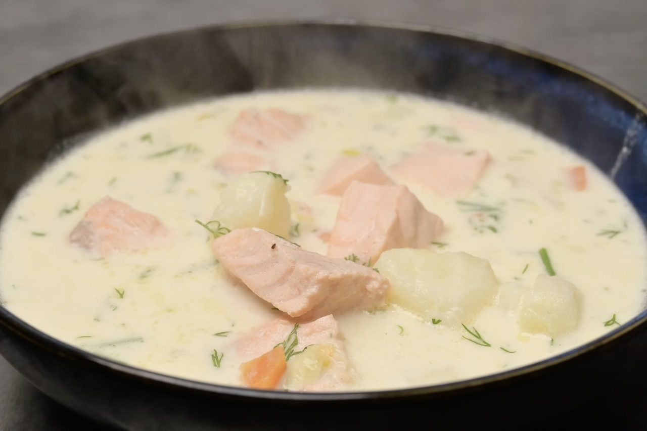 9º) Lohikeitto (Finlândia): A lohikeitto é uma sopa finlandesa de salmão que combina peixe, batata, cenoura, alho-poró e caldo cremoso. O prato costuma receber endro, erva muito presente na culinária nórdica, que acrescenta aroma fresco à preparação. É uma receita simples, nutritiva e especialmente associada à cozinha doméstica finlandesa.