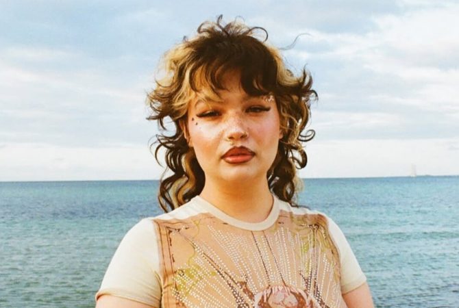Lola Young estreia no Brasil com show no Rock in Rio 2026