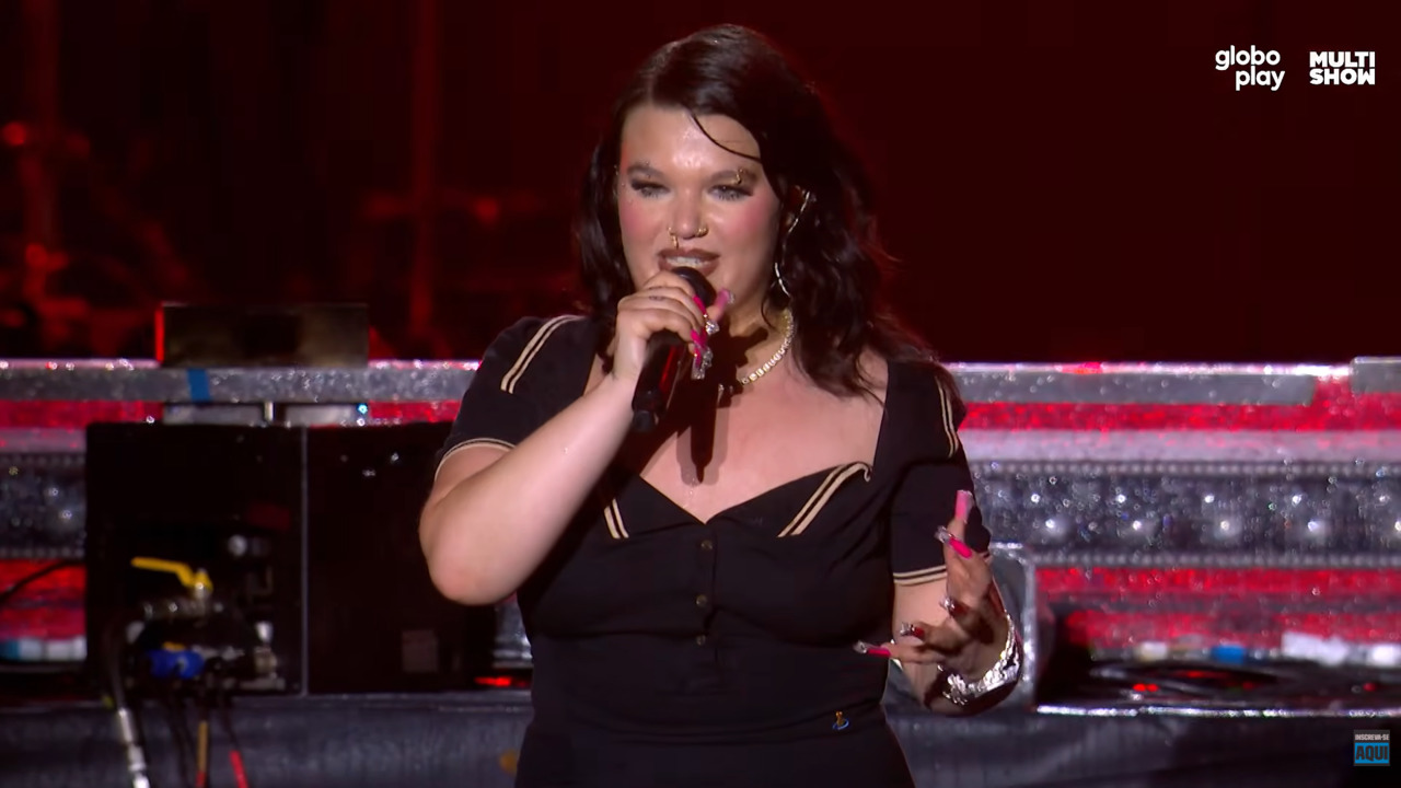 Durante o show, Young chorou ao cantar a música 