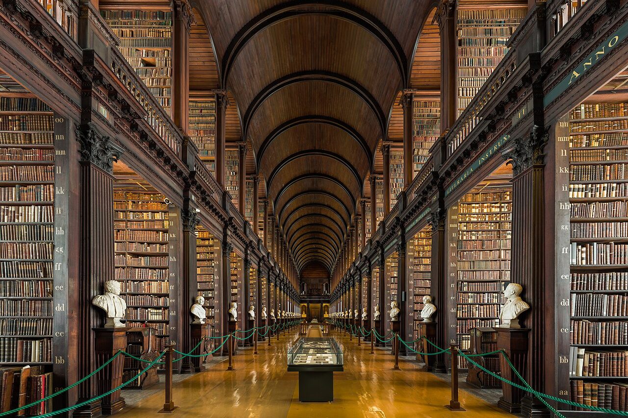 A biblioteca também abriga o Long Room, salão monumental conhecido por suas estantes de madeira e por sua coleção de cerca de 200 mil dos livros mais antigos da instituição. Por causa desse patrimônio, o Trinity se tornou também uma das principais atrações culturais de Dublin. 