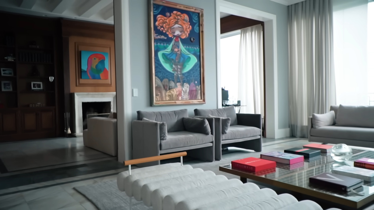 Quando conheceu o apartamento, Luciana encontrou o espaço completamente vazio e se encantou com a vista. A nova residência passou por uma transformação completa, e o projeto de reforma ficou sob responsabilidade do arquiteto Renan Altera. O imóvel ganhou uma proposta diferente daquela adotada na residência anterior, que seguia uma linha neoclássica e tinha muitos elementos dourados.
