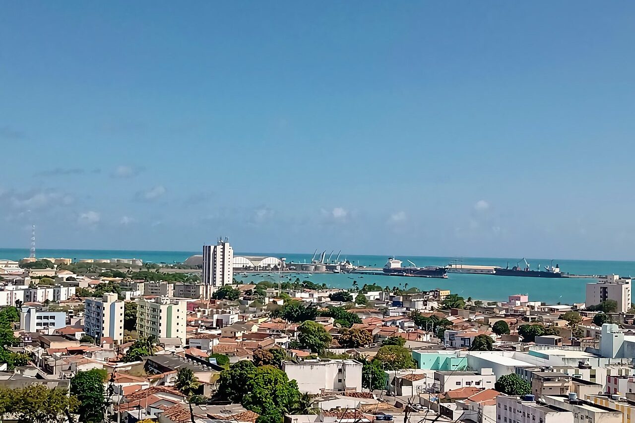A escolha refletiu o crescimento do povoado, favorecido pela localização estratégica e pelo movimento comercial de seu porto. Maceió se desenvolveu ao redor de áreas marcadas por rios, lagoas e pelo oceano Atlântico, característica que ajudou a definir a paisagem da capital.