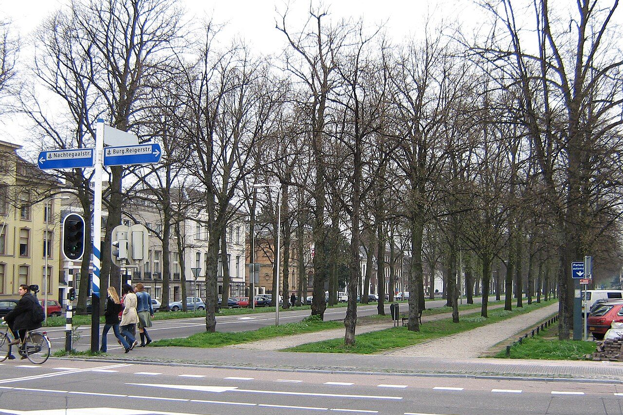 Essa cultura não surgiu por acaso, mas resulta de décadas de políticas urbanas que colocaram bicicletas e pedestres no centro do planejamento. Em 1885, Utrecht recebeu a primeira ciclovia oficial dos Países Baixos, na Maliebaan, muito antes de a bicicleta assumir a dimensão atual no transporte urbano.