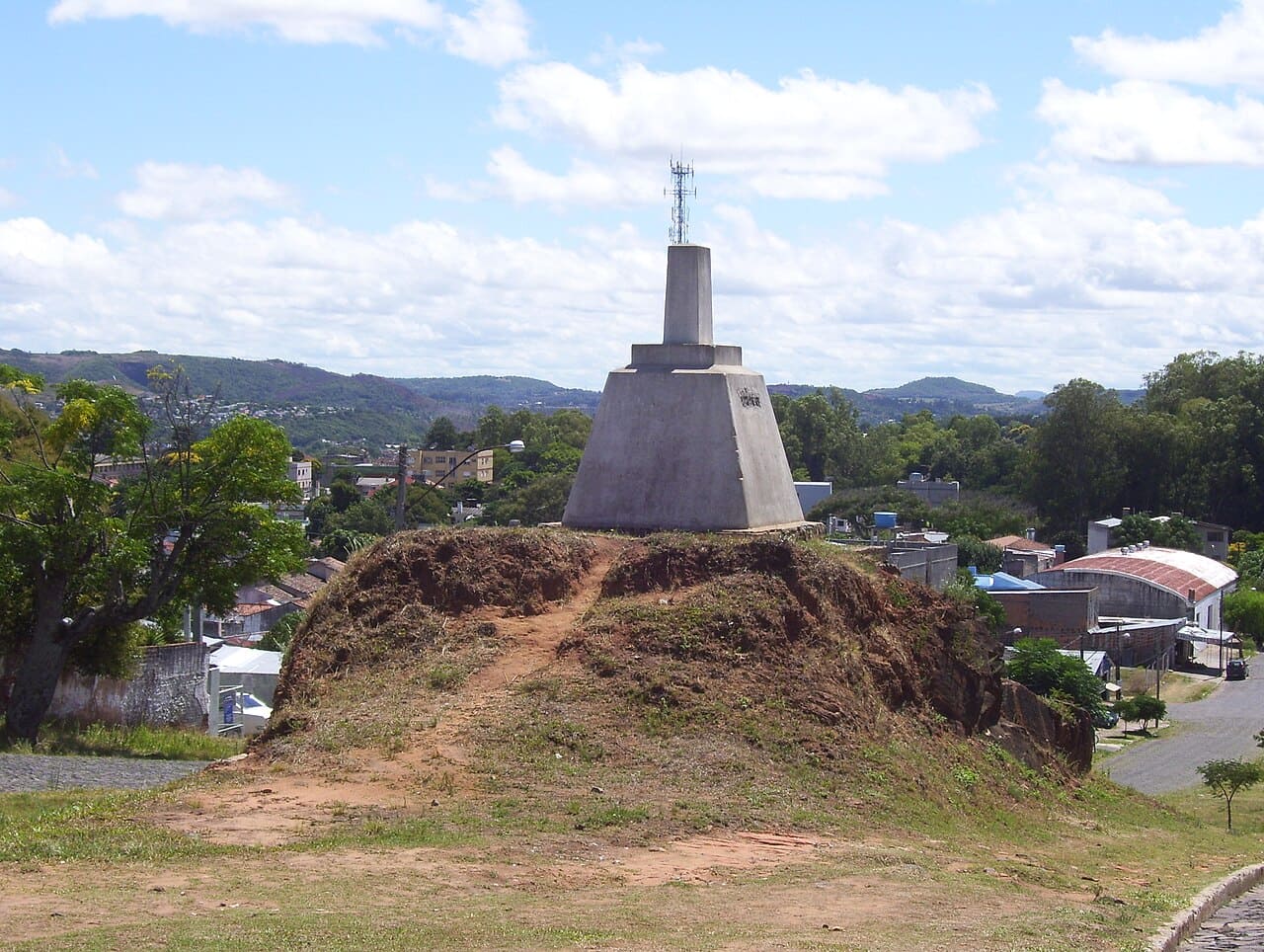 Uma linha quase invisível – Não existem muros ou cercas dividindo as áreas centrais das cidades. A fronteira é indicada principalmente por marcos de pedra, placas, bandeiras e monumentos, que ajudam o visitante a identificar em qual país está.