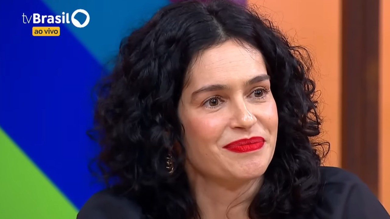 A atriz Maria Flor decidiu tornar públicas as cartas que trocou com o marido, o psicanalista Emanuel Aragão, durante uma crise no casamento. O conteúdo deu origem ao livro 'O amor ainda é possível?', publicado pela editora Planeta, que reúne as correspondências produzidas ao longo de seis meses.
 -  (crédito: Reprodução Youtube)