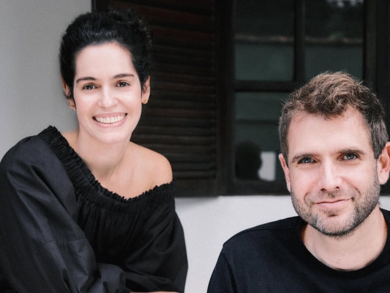 Casados há 10 anos, os dois enfrentaram uma crise provocada pelo acúmulo de silêncios e dificuldades para conversar sobre a relação. Assim, os dois optaram por trocar cartas, nas quais registravam apenas o que consideravam essencial, e deixavam que o outro lesse cada texto no momento que julgasse mais adequado. 
