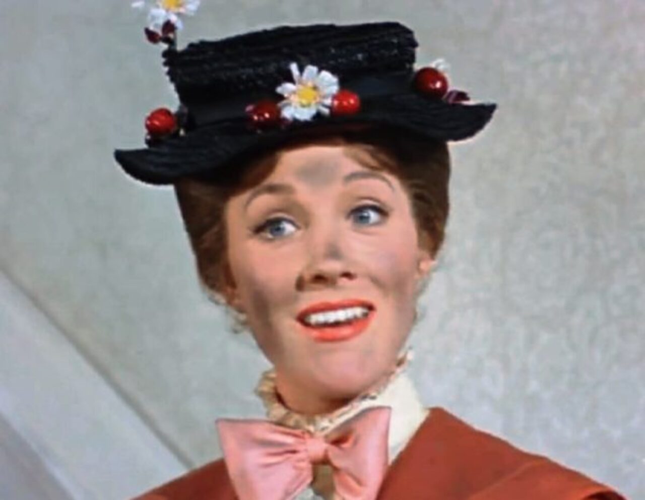 A transição para o cinema aconteceu de maneira extraordinária em 1964, quando Andrews interpretou a protagonista de “Mary Poppins”, produção da Disney dirigida por Robert Stevenson. O desempenho como a babá mágica rendeu à atriz o Oscar de melhor atriz, além de prêmios como o Globo de Ouro e o BAFTA. No ano seguinte, ela viveu Maria von Trapp em “A Noviça Rebelde”, outro enorme sucesso e um dos musicais mais populares da história do cinema
