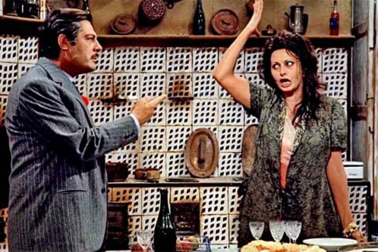 Nos anos seguintes, Sophia ampliou a variedade de seus trabalhos e participou de filmes que se tornaram referências do cinema italiano. Entre eles estão “Ontem, Hoje e Amanhã”, “Matrimônio à Italiana” e “Os Girassóis da Rússia”, além de novas colaborações com Marcello Mastroianni. A parceria dos dois produziu alguns dos encontros mais lembrados do cinema italiano, combinando comédia, drama e crítica de costumes. Ao longo da carreira, Loren também acumulou seis prêmios David di Donatello de Melho