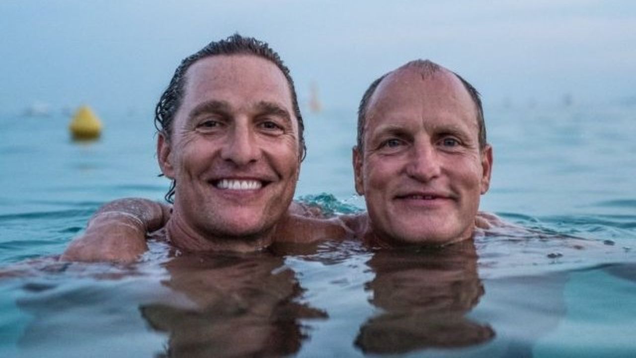 A especulação sobre o possível parentesco entre Matthew McConaughey e Woody Harrelson começou durante uma viagem que as famílias dos atores fizeram à Grécia. Em uma conversa sobre a proximidade entre os dois, a mãe de McConaughey disse a Harrelson que havia 