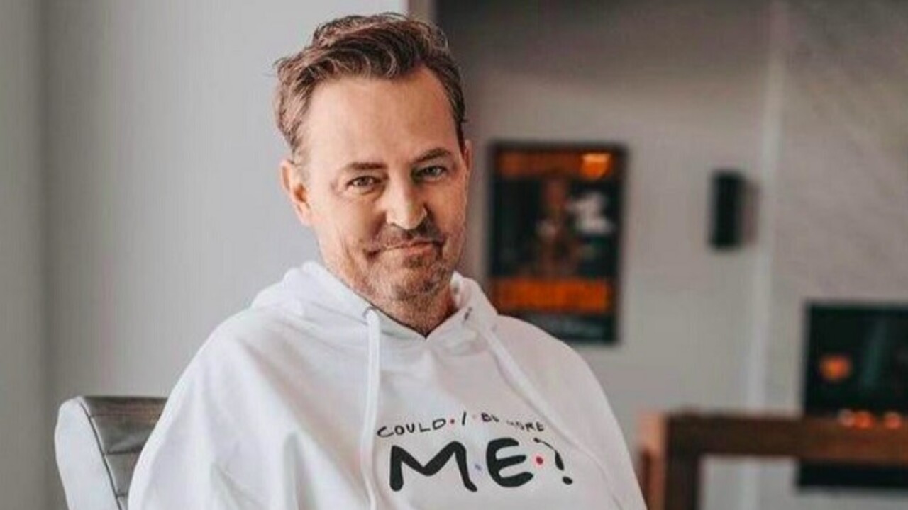 Kudrow também contou que reassistir aos episódios da série se tornou uma forma de conforto após a morte de Perry, intérprete de Chandler Bing. O ator morreu em 28 de outubro de 2023, aos 54 anos, e foi encontrado sem vida em sua casa, em Los Angeles. As investigações apontaram os efeitos agudos da cetamina como causa da morte. Perry havia falado abertamente, inclusive em seu livro de memórias, sobre décadas de luta contra o vício em álcool e opioides. 
