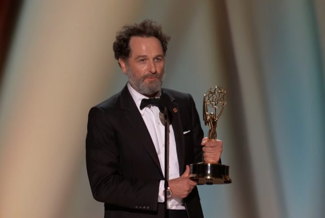 Matthew Rhys conquista dois Emmys de atuação e faz história na premiação