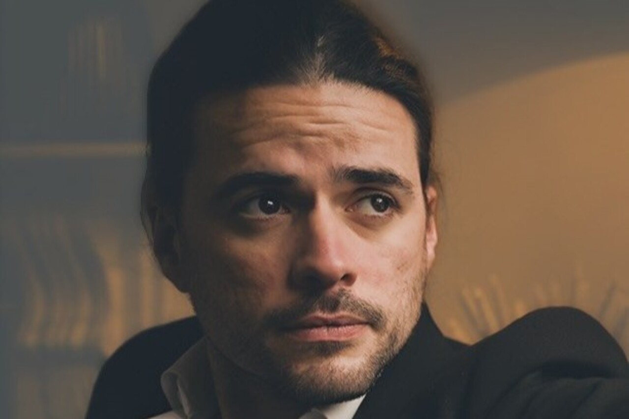 Em 2021, o banjoísta e guitarrista Winston Marshall anunciou sua saída da banda após uma polêmica nas redes sociais. O músico havia elogiado publicamente um livro do jornalista americano Andy Ngo e afirmou que decidiu deixar o grupo para evitar que a controvérsia afetasse os demais integrantes. 
