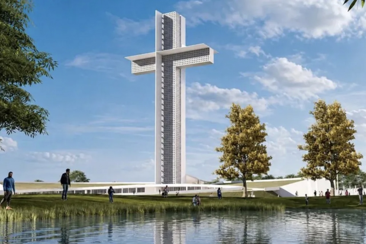 A cidade gaúcha de Cruz Alta, localizada no interior do Rio Grande do Sul, deu início às obras de uma cruz gigante de 102 metros de altura, idealizada para ser o centro das atenções de um novo polo de turismo religioso. Ela será instalada nas proximidades da BR-158 e do Parque de Exposições do município. -  (crédito: Divulgação/Prefeitura de Cruz Alta)