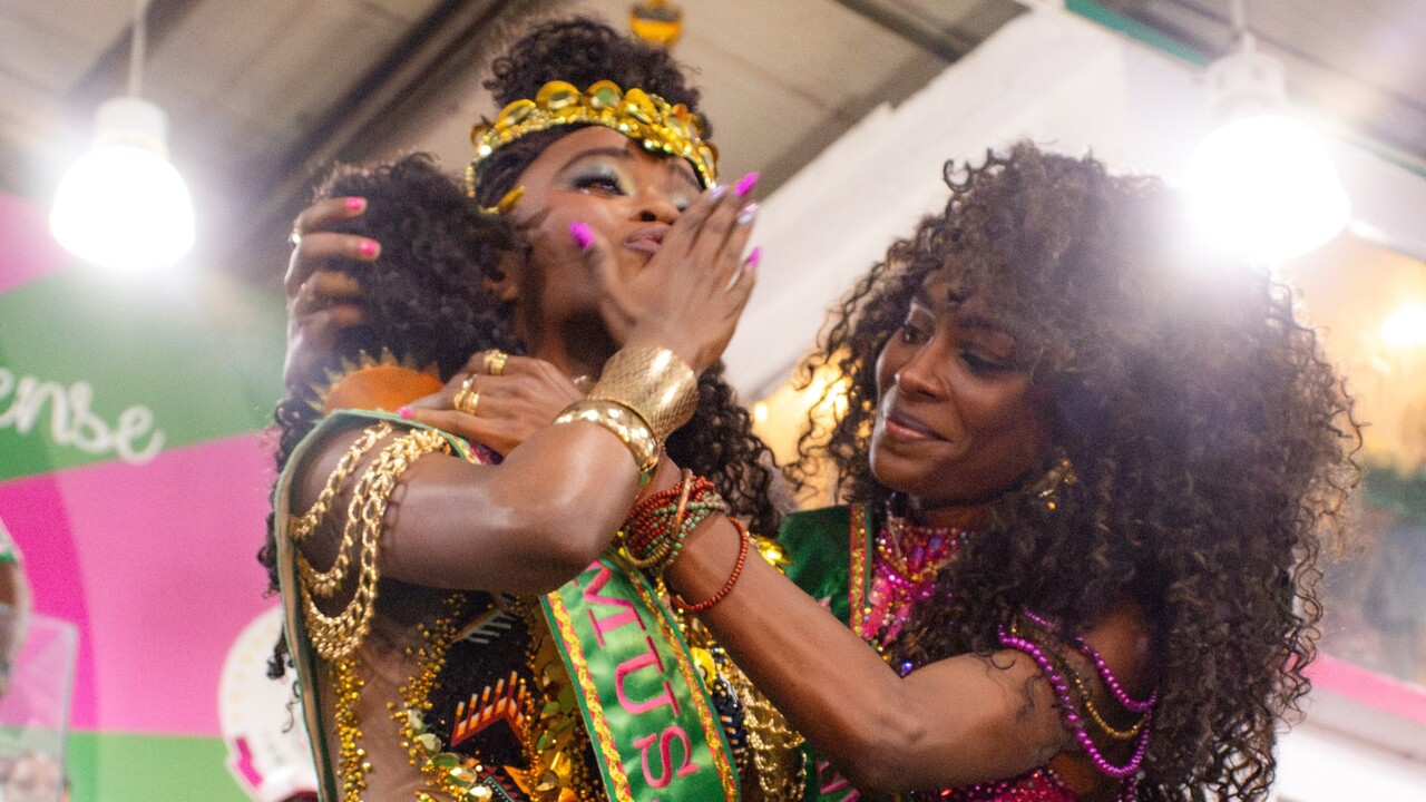 A irmã de Nikolly, Jeniffer Dias, já ocupava o posto de musa da Mangueira. A atriz afirmou estar feliz por participar do Carnaval ao lado de outras mulheres que admira e, principalmente, por compartilhar a função com a irmã. A artista destacou que a presença de Jeniffer tornou a experiência ainda mais especial. 
