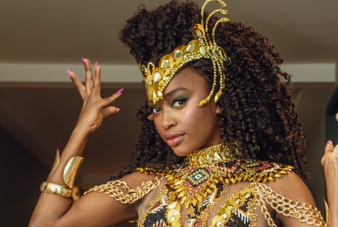 Nikolly Fernandes, atriz de “Nobreza do Amor”, estreia como musa da Mangueira