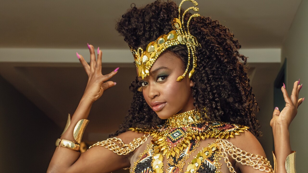 Nikolly Fernandes estreou como musa da Estação Primeira de Mangueira no dia 5 de setembro de 2026, durante a noite de escolha do samba-enredo da escola. Para a ocasião, a atriz usou um visual inspirado no enredo 'Oyá Por Nós', desenvolvido pelo carnavalesco Sidnei França, conforme confirmou em entrevista exclusiva à revista Marie Claire. 
 -  (crédito: Reprodução / Instagram)