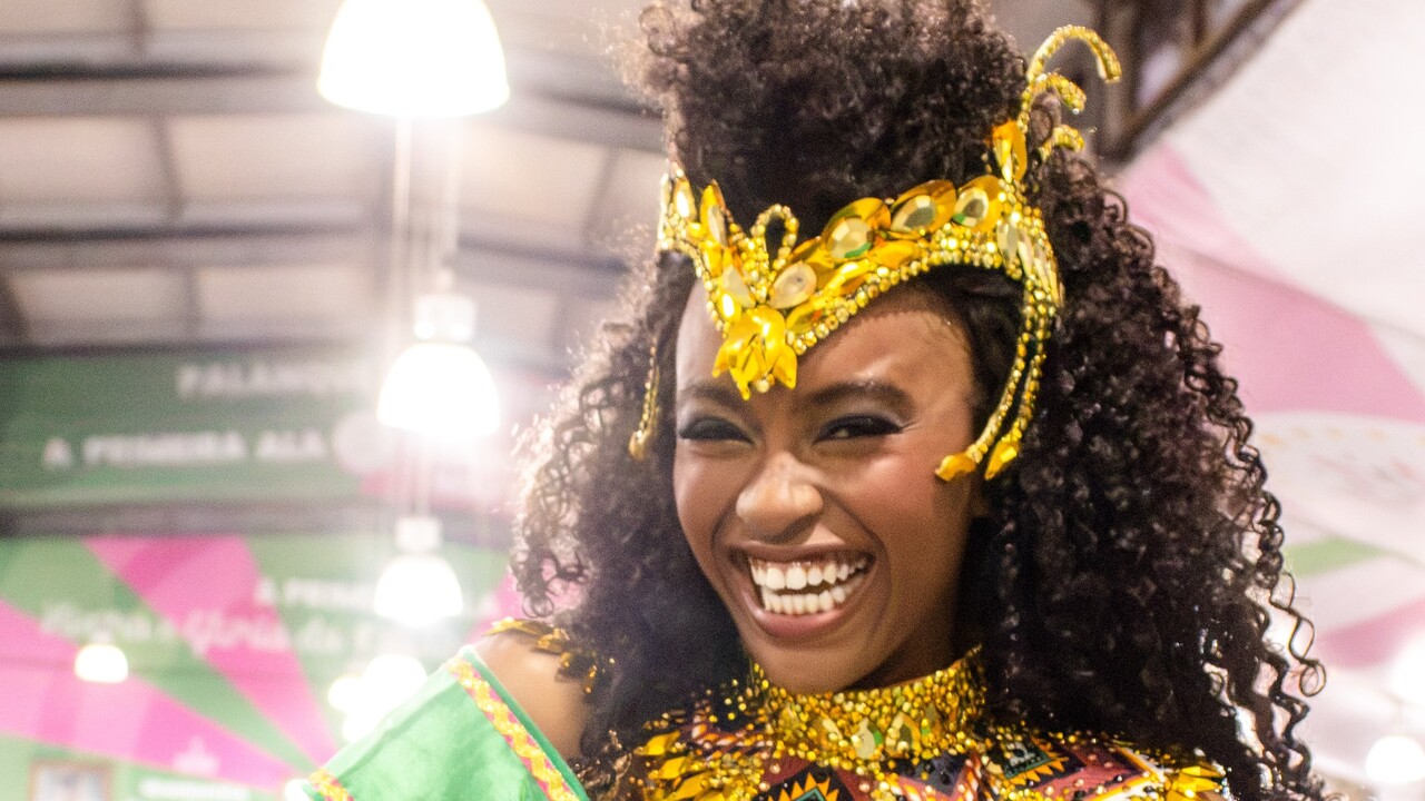 A atriz assumiu o novo posto após anos de dedicação à agremiação. Primeiro, integrou a Mangueira do Amanhã, escola mirim da Mangueira, na ala coreografada. Nos anos seguintes, exerceu diferentes funções na escola mirim, entre elas a de porta-bandeira. Desde 2023, desfilava na tradicional ala de passistas da Mangueira.
