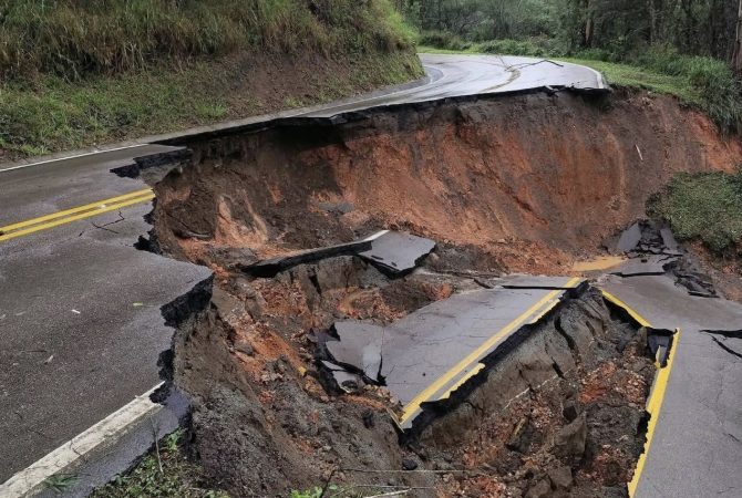 Cidade de Adrianópolis fica isolada após erosão destruir trecho da estrada durante chuvas no Paraná