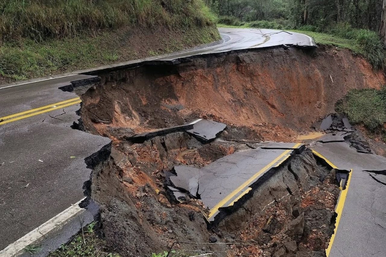 Adrianópolis está entre as cidades mais afetadas pelas fortes chuvas que atingem o Paraná nesta primeira metade de setembro. O município ficou sem acesso pela BR-476 após uma erosão provocada pelo temporal derrubar parte do asfalto no km 6. -  (crédito: Divulgação/PRF-PR)