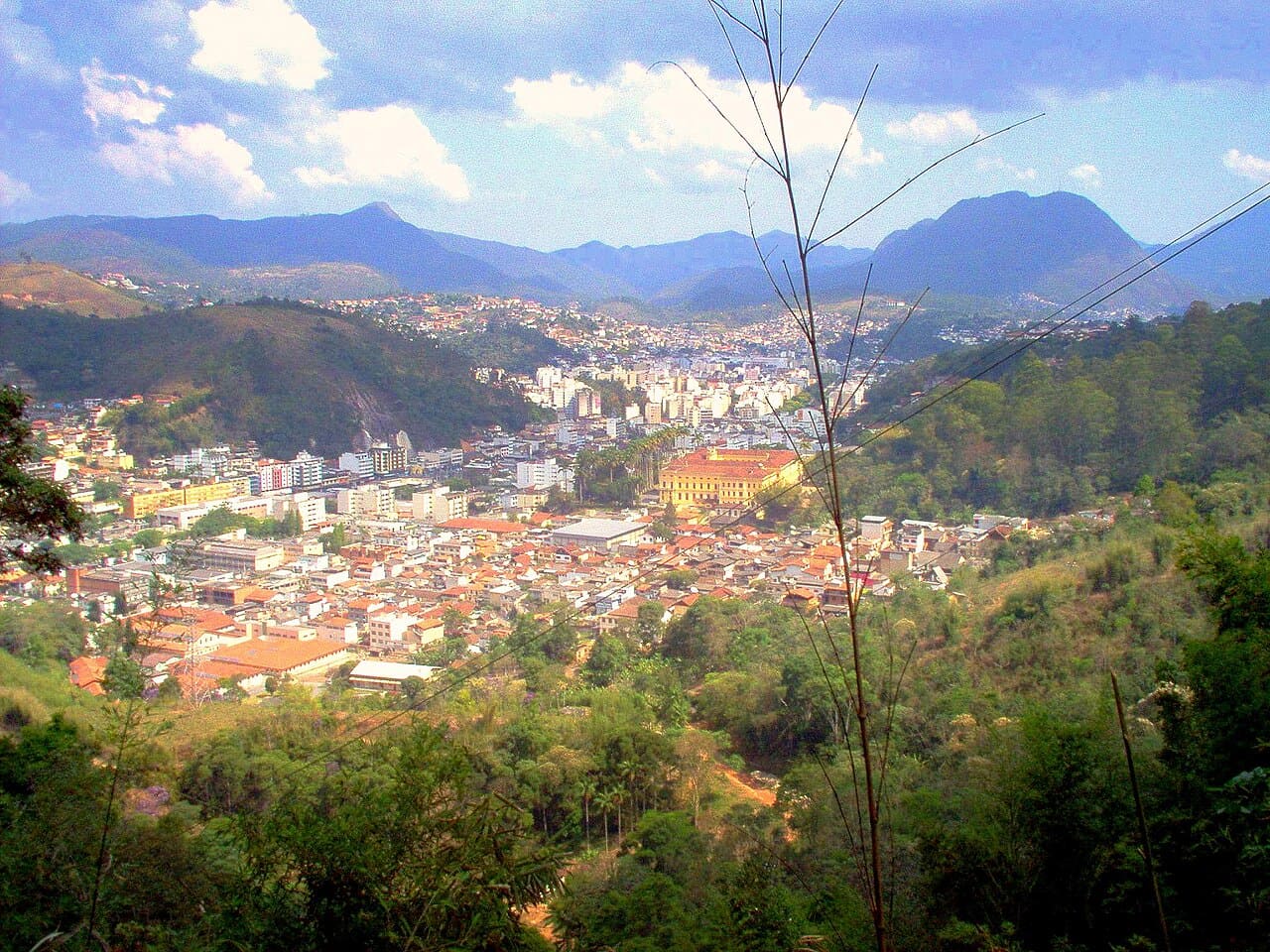 Localizada na Região Serrana do Rio de Janeiro, Nova Friburgo foi colonizada por suíços e, posteriormente, recebeu imigrantes de outras nacionalidades. Essa diversidade deixou marcas na cultura e na história local. Cercada por montanhas e de clima ameno, a cidade também se destaca como importante polo de moda íntima. Saiba mais sobre ela.  -  (crédito: Brandaogu wikimedia commons)