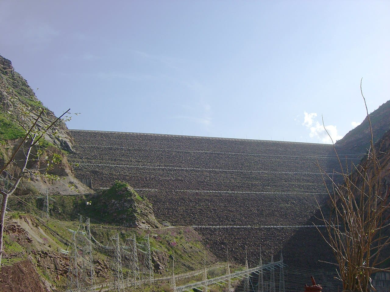 Barragem de Nurek – Localizada no rio Vakhsh, no Tajiquistão, tem 300 metros de altura e é considerada a barragem de aterro mais alta do mundo. Concluída em 1980, forma um extenso reservatório e abriga uma importante usina hidrelétrica. Sua produção é fundamental para o abastecimento de energia do país.