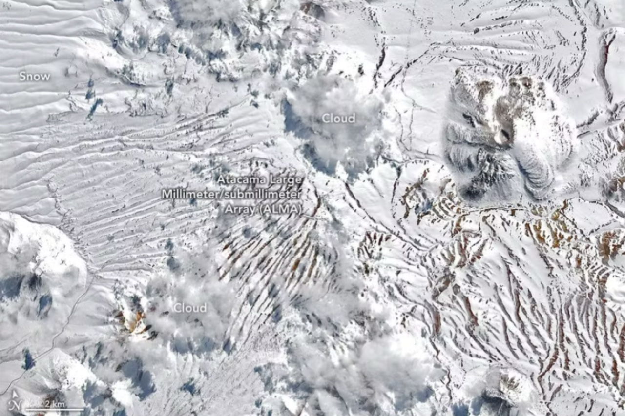 O Deserto do Atacama, localizado no norte do Chile, sofreu uma transformação impressionante em agosto, quando duas tempestades sucessivas levaram neve a uma das áreas mais secas do planeta. O fenômeno ganhou destaque porque a cobertura branca não ficou restrita às regiões próximas aos Andes: ela avançou pelo interior do deserto e chegou a pontos próximos ao Oceano Pacífico. -  (crédito: Lauren Dauphin/NASA Earth Observatory)