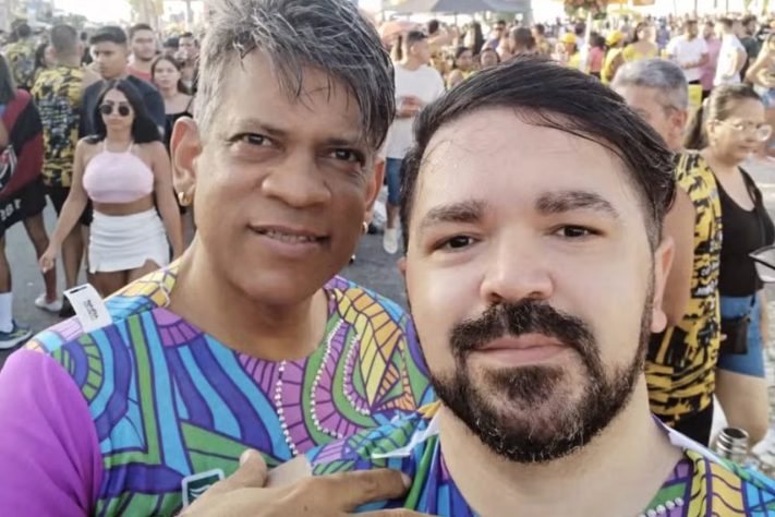 O cantor Rogério Valença e o marido, Edson Monteiro, em registro de 2023, na micareta PreCaju — Reprodução/Instagram