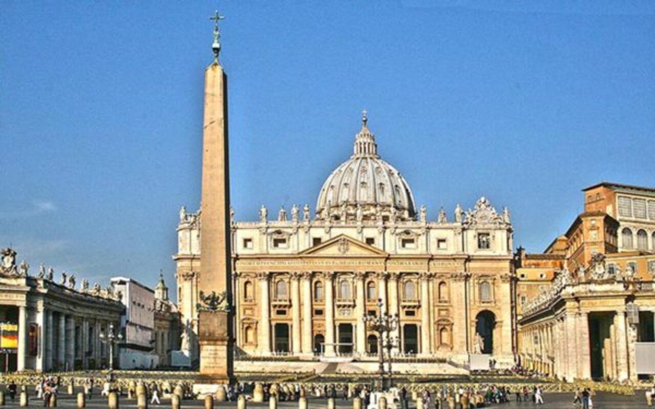 Apesar de frequentemente serem tratados como sinônimos, Vaticano e Santa Sé são entidades distintas. A Cidade do Vaticano é o território estatal, enquanto a Santa Sé corresponde à estrutura de governo central da Igreja Católica e possui personalidade jurídica no direito internacional. É por meio dela que a Igreja mantém relações diplomáticas e participa de atividades internacionais. O papa exerce simultaneamente a função de chefe de Estado do Vaticano e de autoridade máxima da Igreja Católica.
