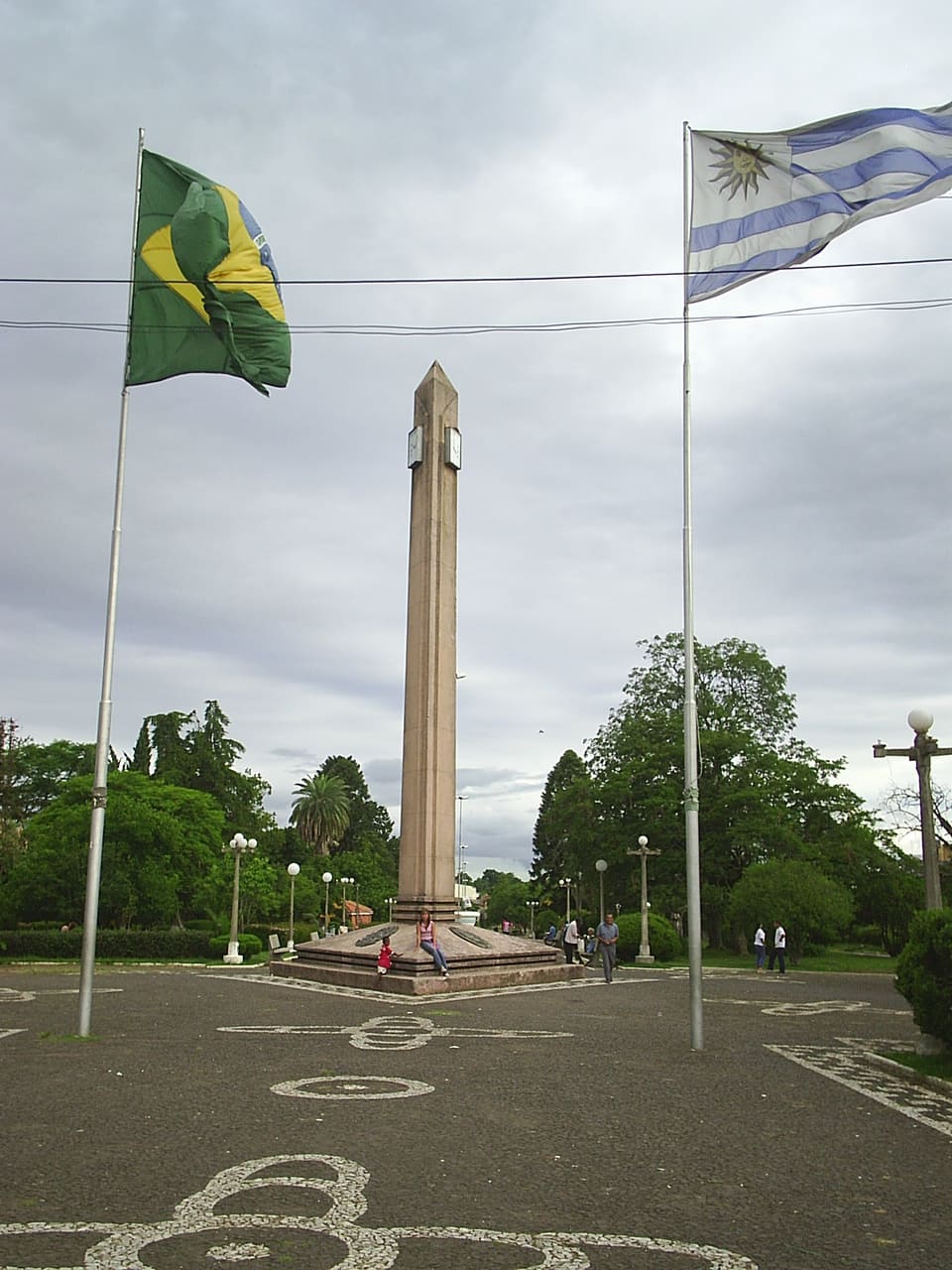 O obelisco da integração – A Praça Internacional abriga um obelisco com os brasões do Brasil e do Uruguai voltados para os respectivos territórios. O monumento celebra a convivência e a aproximação histórica entre as duas nações.