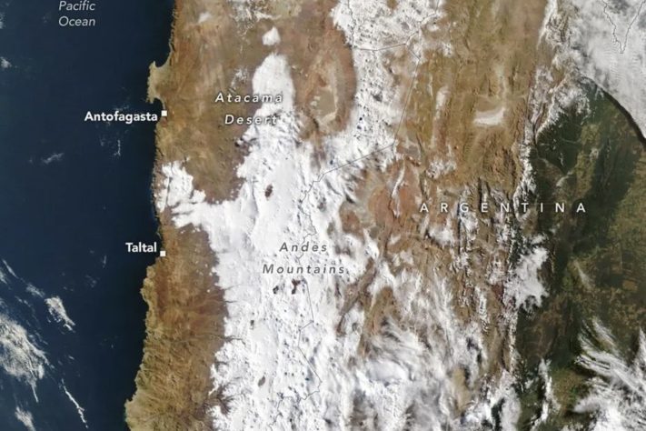 Deserto do Atacama, um dos lugares mais secos do planeta, fica coberto de neve após tempestades no Chile – Observatório da Terra da Nasa/Lauren Dauphin
