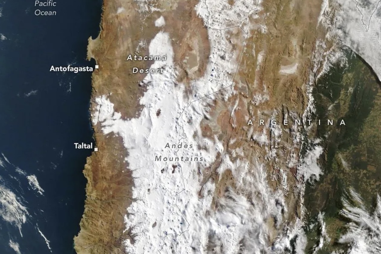 Por causa da neve e dos ventos fortes, o observatório interrompeu temporariamente as atividades e colocou suas antenas em uma configuração de proteção. Uma imagem obtida pelo satélite Terra em 19 de agosto mostrou a dimensão da massa de neve, que se espalhou dos Andes em direção ao litoral, ao sul de Antofagasta.