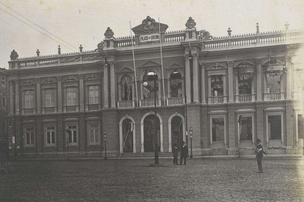 Personalidades como Dom João VI e Dom Pedro II passaram pelo local durante visitas à Bahia, enquanto o palácio também esteve ligado a momentos de tensão política, como a Sabinada. Em 1912, o prédio sofreu um dos episódios mais dramáticos de sua história, quando um bombardeio em Salvador atingiu suas instalações durante uma crise política.