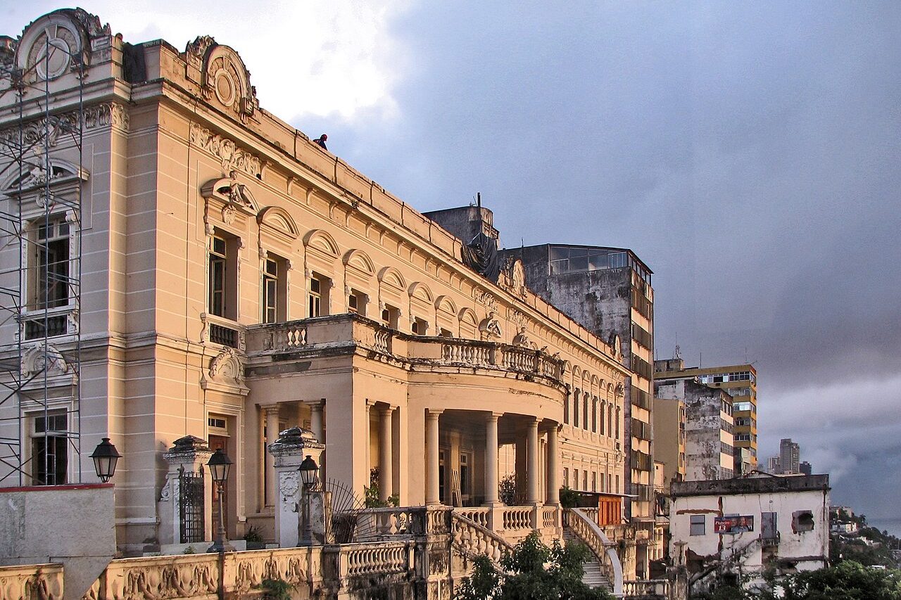 Das 90 suítes previstas, apenas 27 ficarão no palácio, enquanto as outras 63 ocuparão uma nova estrutura anexa. O complexo também terá piscina com vista para a Baía de Todos-os-Santos, spa, academia e três restaurantes. Com cerca de 6 mil metros quadrados de área construída, o palácio ocupa uma posição privilegiada na Praça Tomé de Sousa, próximo ao Elevador Lacerda. 