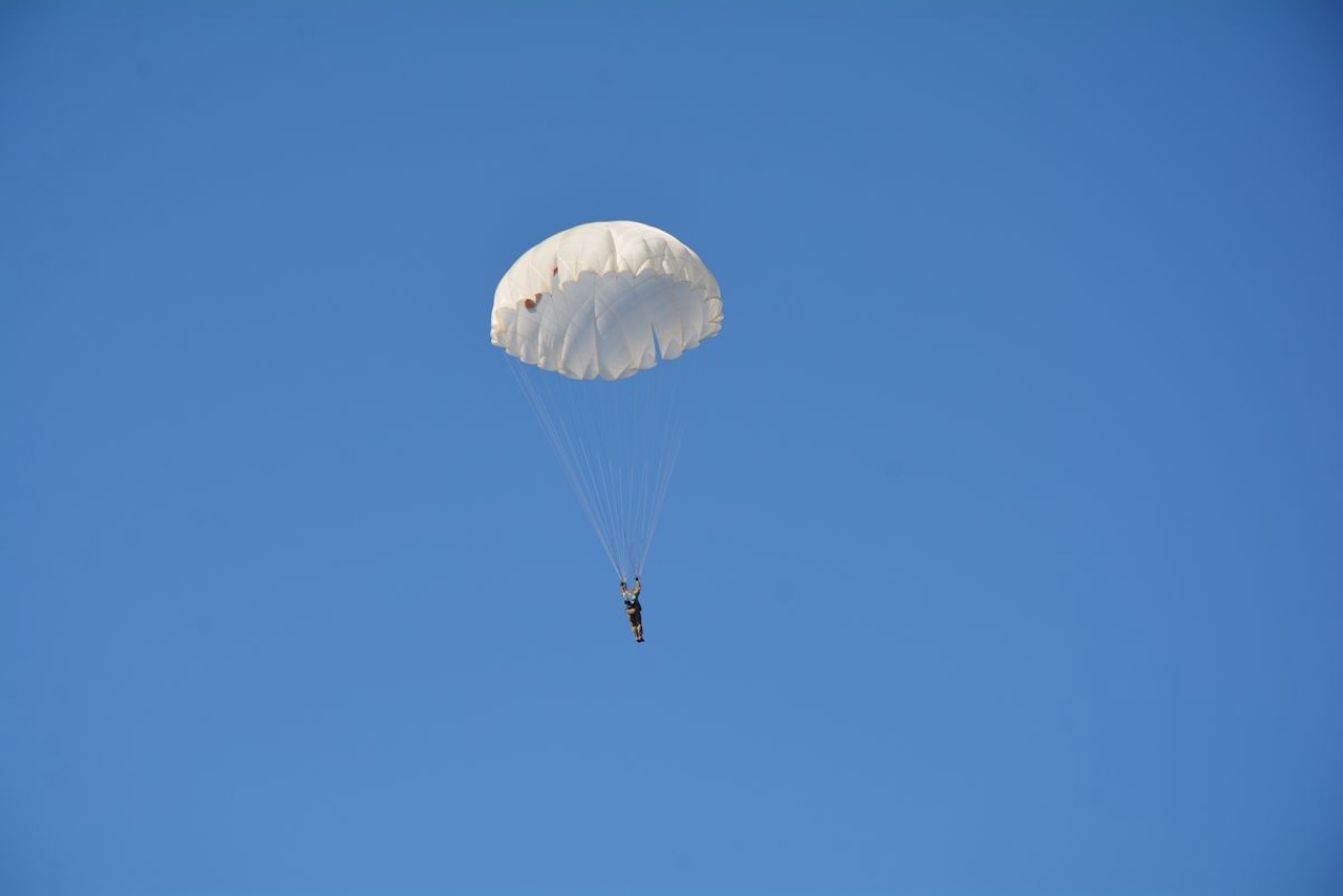 Tudo aconteceu em 25 de setembro de 1999, quando a estadunidense de então 47 anos, saltou de uma aeronave a cerca de 4.400 metros de altitude, em Chester County, na Carolina do Sul. Ela já havia realizado dezenas de saltos e esperava completar mais uma descida sem grandes surpresas. -  (crédito: Flickr - Ministry of Defense of Ukraine)