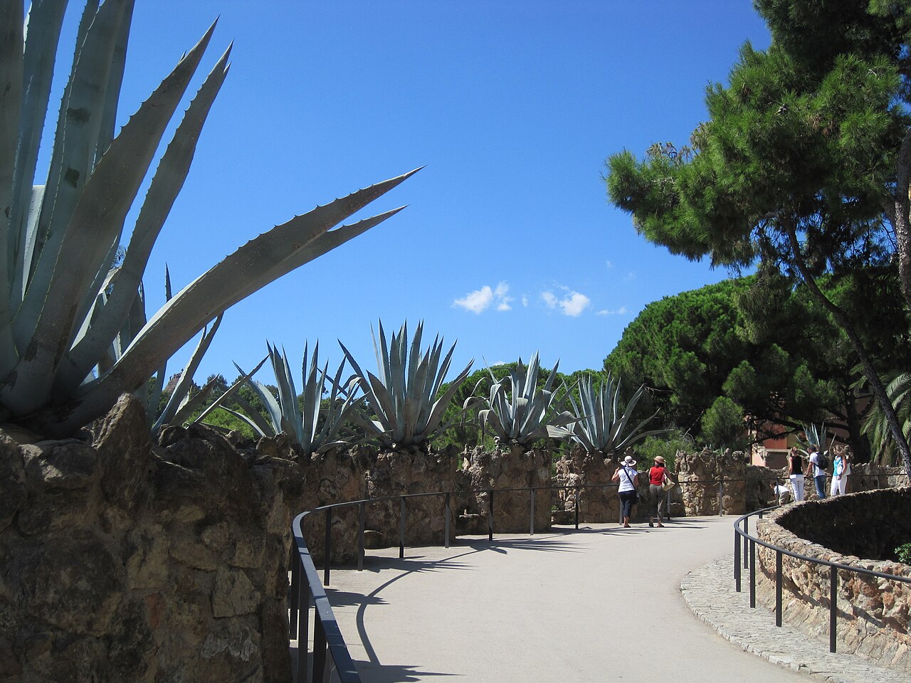 Apesar de ser um ponto turístico movimentado, o parque transmite sensação de tranquilidade. Os sons da natureza se misturam com a arquitetura orgânica. Caminhar por seus caminhos é uma experiência meditativa. Gaudí buscava criar espaços que elevassem o espírito humano. O Parque Güell é refúgio de paz em meio à cidade.