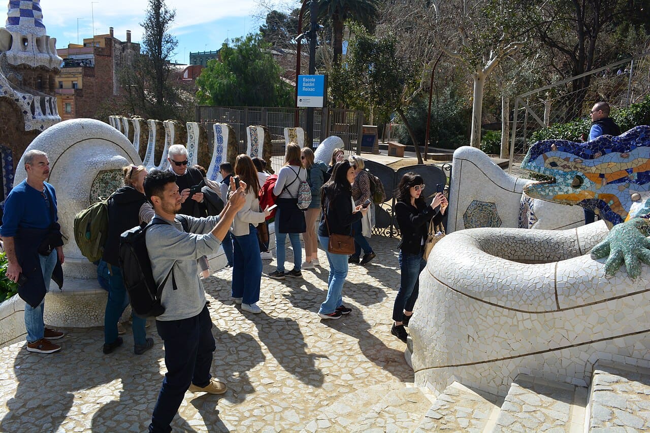 Muitos elementos do parque carregam simbolismo religioso e cultural. O dragão pode remeter ao guardião da fonte da vida. As formas orgânicas evocam a criação divina e a natureza como obra sagrada. Gaudí sempre buscava unir fé e arte em seus projetos. O Parque Güell é também uma expressão espiritual. Cada detalhe convida à reflexão sobre transcendência.