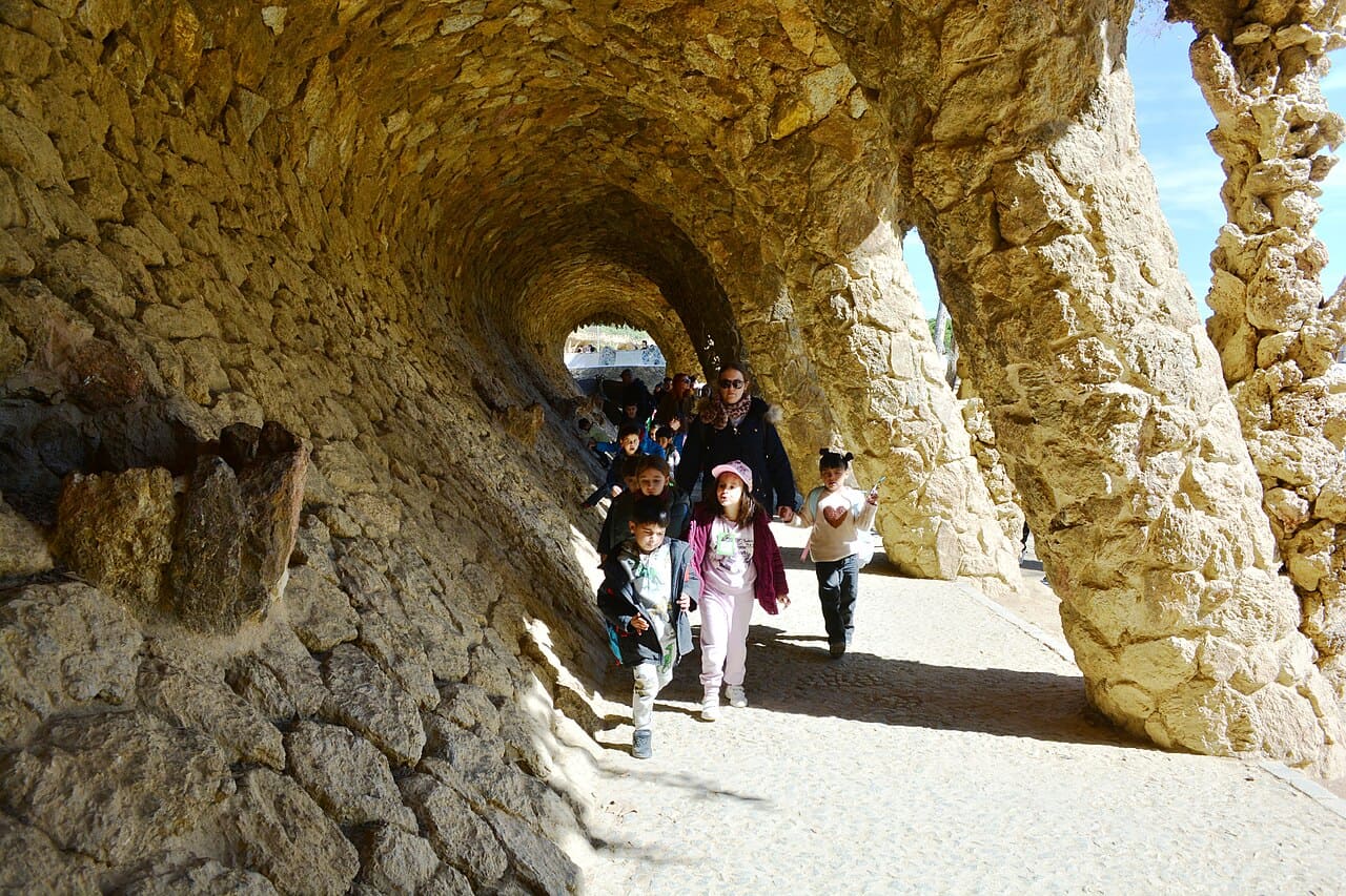 Os caminhos do parque são sustentados por viadutos de pedra que se confundem com a paisagem. As colunas inclinadas lembram troncos de árvores, criando um ambiente natural. Esses percursos foram pensados para facilitar o acesso sem agredir o terreno. É uma experiência de caminhar por uma obra de arte viva. A arquitetura se torna parte da caminhada.