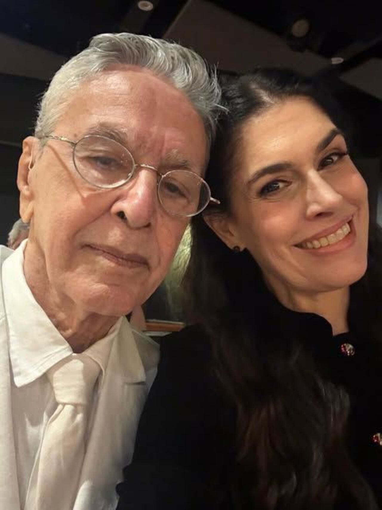 “Emoções profundas. O casamento de Mariana e Zeca se deu com muita beleza. A presença das famílias confirmava a firmeza da decisão dos dois jovens. As palavras de fé cristã do pastor foram acolhidas pelos adultos e pelas crianças. Houve risos e lágrimas”, escreveram. Na publicação, Caetano e Paula também destacaram a música da cerimônia e desejaram felicidade ao casal: “Um dia de grande importância em nossas vidas. Que o casal seja muito intensamente feliz”.
