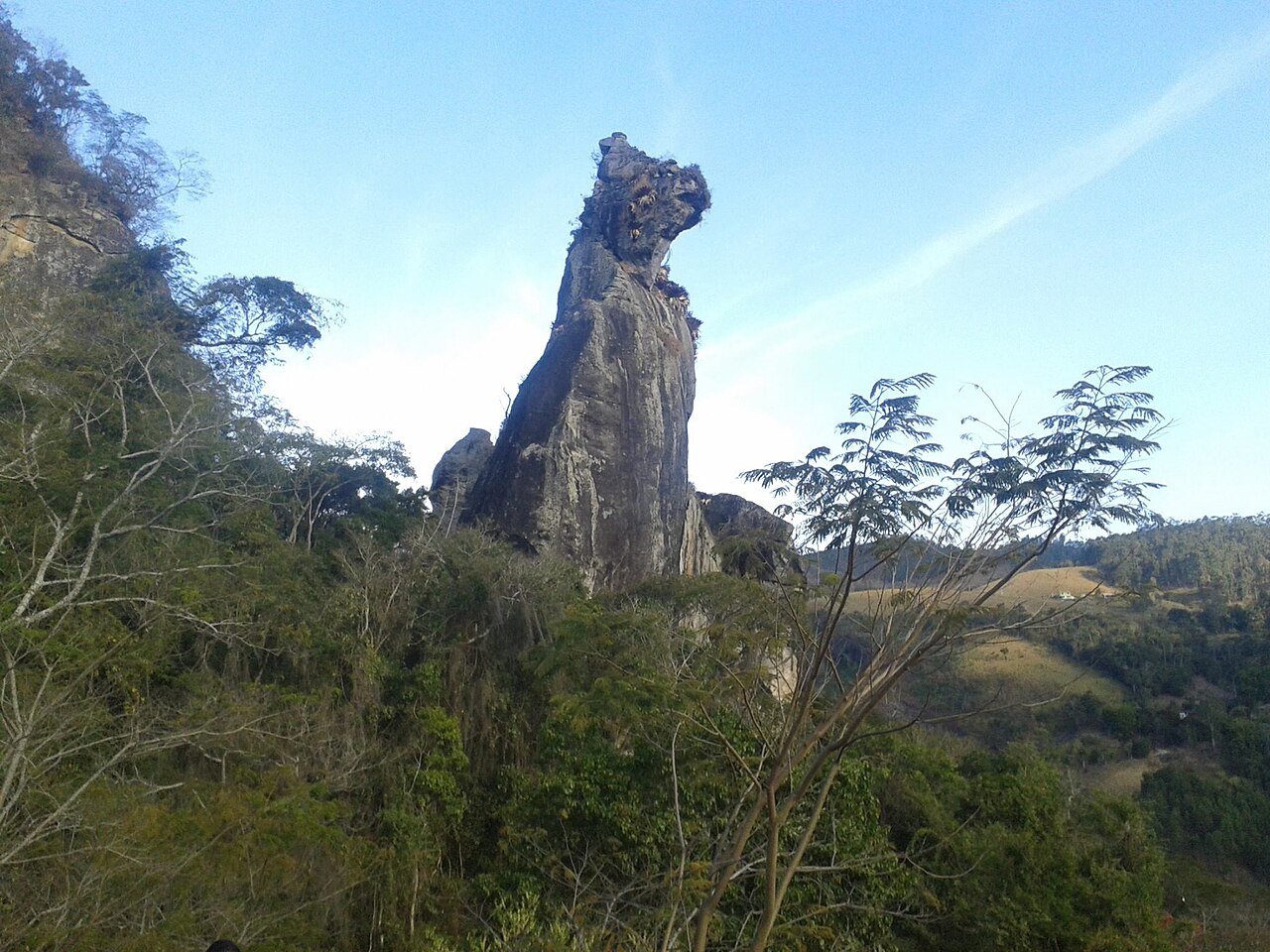 Um dos principais cartões-postais de Nova Friburgo, a Pedra do Cão Sentado é uma formação rochosa que chama a atenção pelo formato que lembra um cachorro. Com cerca de 111 metros de altura, fica no Parque Ecológico Cão Sentado e pode ser avistada durante uma trilha.