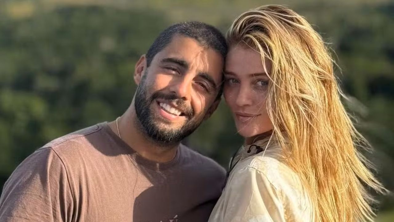 Pedro Scooby e Cíntia Dicker confirmaram o fim do casamento. Em declaração à coluna de Lucas Pasin, do Metrópoles, o surfista revelou que os dois estão separados há cerca de dois meses e já não moram juntos. Apesar disso, continuam próximos e mantêm a convivência em família. Nesse período, inclusive, o ex-casal chegou a viajar junto.
 -  (crédito: Reprodução / Instagram)