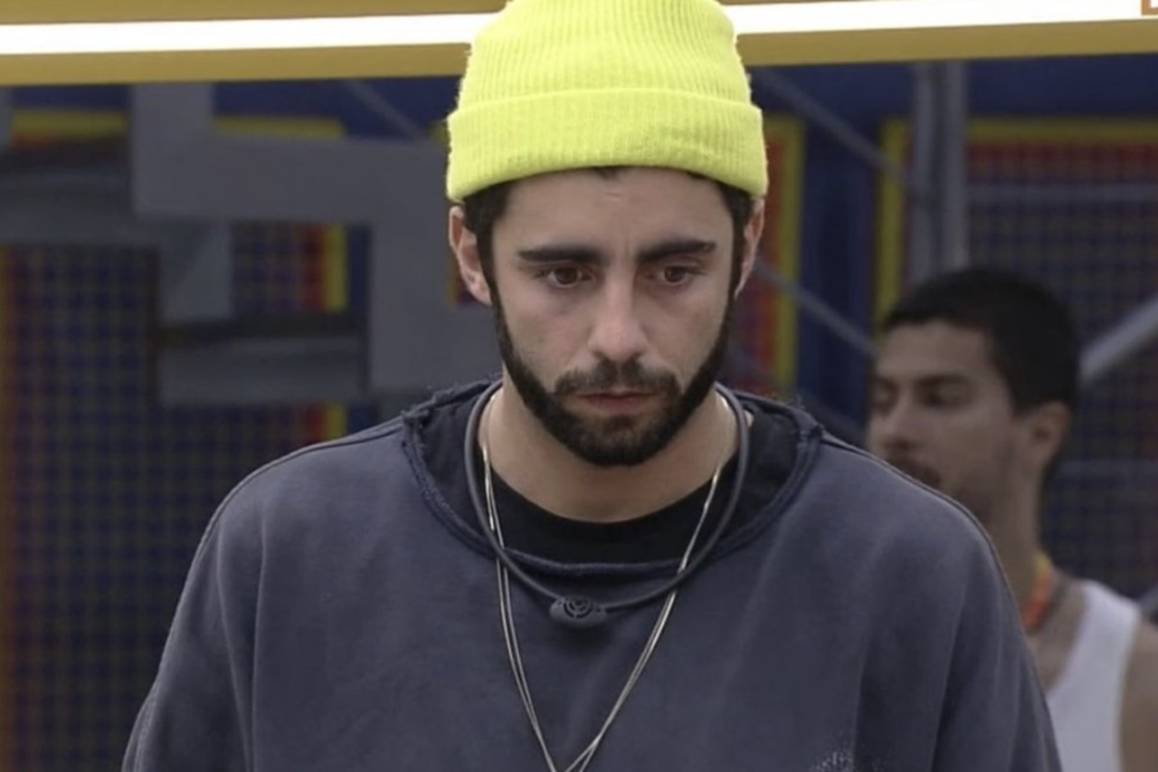 A cena arrancou risadas no palco e logo repercutiu entre os internautas, que associaram o episódio a momentos de 'ausência' vividos pelo surfista no “Big Brother Brasil 22”. Naquela edição, situações nas quais ele parecia distraído também renderam memes e comentários nas redes sociais. -  (crédito: Reproduc?a?o/TV Globo)