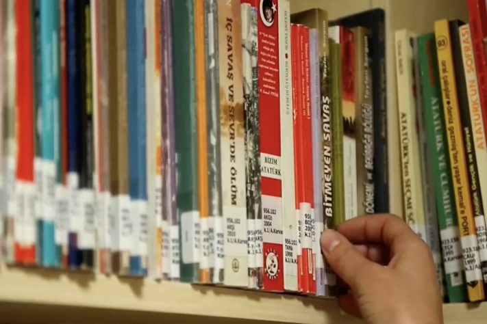 Pessoa pega livro de prateleira – Reprodução/YouTube WION