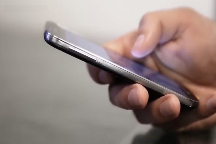 Pessoa usando o celular/smartphone – Reprodução/YouTube WION