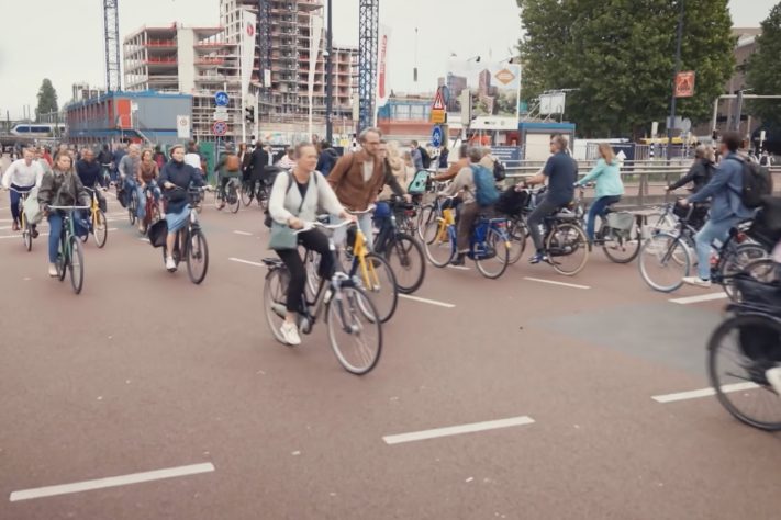 Pessoas andam de bicicleta em Garagem de bicicletas em Utrecht, Países Baixos– Reprodução/YouTube DW Brasil